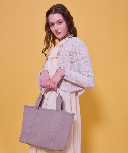 TOCCA(トッカ)の「LUCKY SHOWER CANVASTOTE キャンバス トートバッグ(トートバッグ・レディース・ライトグレー系/スカイブルー系/ゴールド系5/レッド系1/ライラック系/ブラック系/ベージュ系/ベージュ系1/ネイビー系/ブラウン系・F)」の16枚目の写真