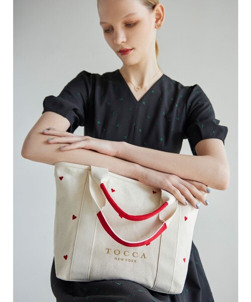 TOCCA(トッカ)の「LUCKY SHOWER CANVASTOTE キャンバス トートバッグ(トートバッグ・レディース・ライトグレー系/スカイブルー系/ゴールド系5/レッド系1/ライラック系/ブラック系/ベージュ系/ベージュ系1/ネイビー系/ブラウン系・F)」の18枚目の写真