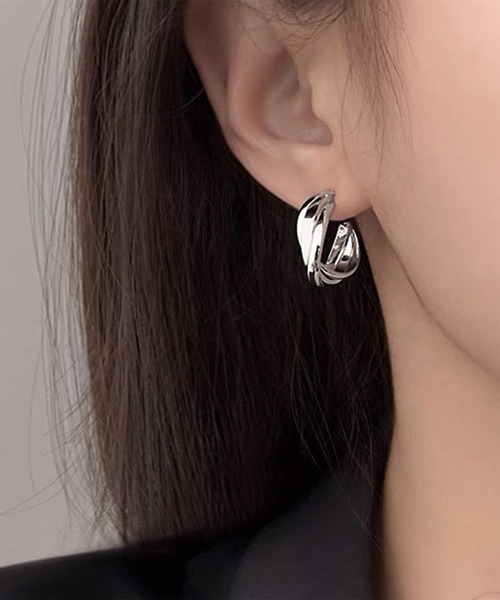 blackdia ocean(ブラックダイヤオーシャン)の「blackdia ocean ツイストカーブ ピアス/イヤリング(ピアス(両耳用)・レディース・シルバー/ゴールド/ゴールド系その他/シルバー系その他・FREE)」の2枚目の写真