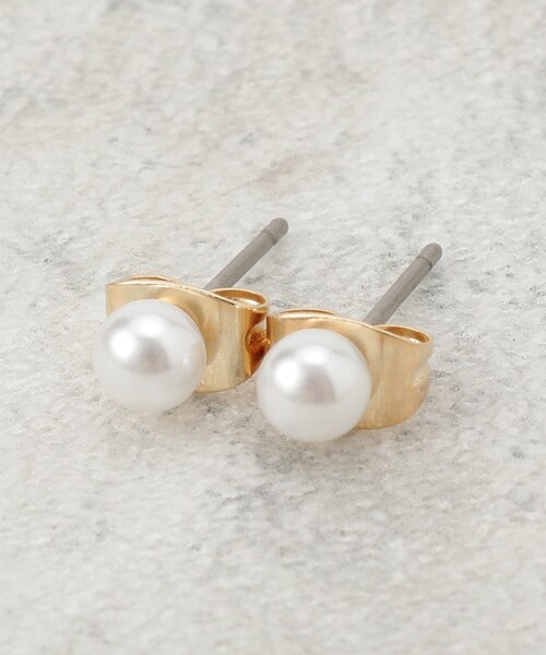 OPAQUE.CLIP（オペークドットクリップ）の「ビジュー×フェイクパールピアス（ピアス（両耳用）・レディース・ゴールド/シルバー・00）」の10枚目の写真