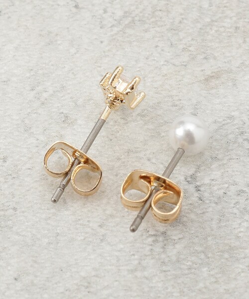 OPAQUE.CLIP（オペークドットクリップ）の「ビジュー×フェイクパールピアス（ピアス（両耳用）・レディース・ゴールド/シルバー・00）」の4枚目の写真