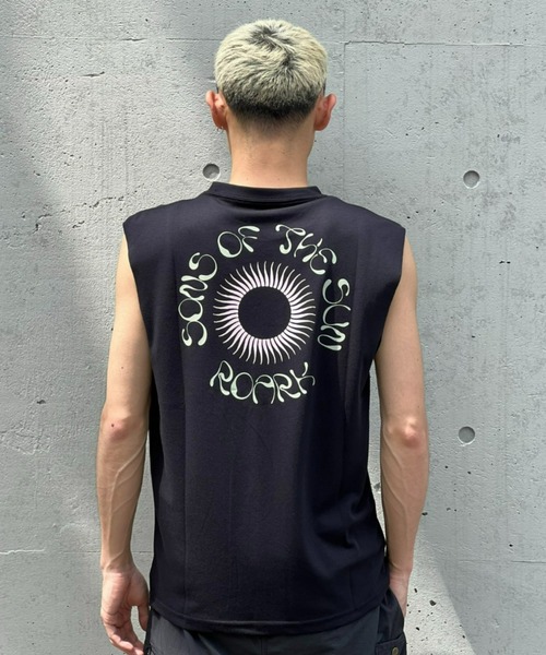 ROARK REVIVAL(ロアークリバイバル)の「【ROARK】"SONS OF THE SUN" Dri-Release CUT OFF TEE(Tシャツ/カットソー・メンズ・ブラック・MEDIUM/LARGE/X-LARGE)」の2枚目の写真