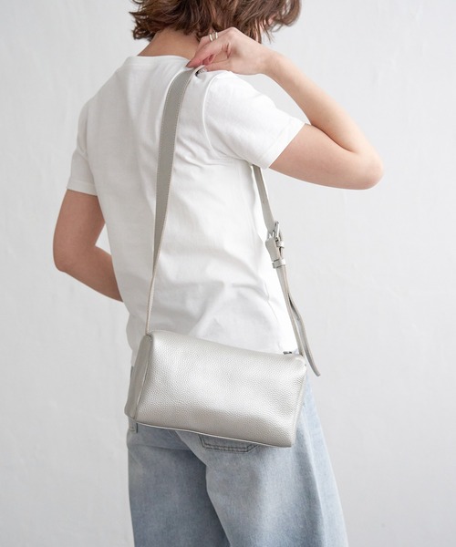 notch.(ノッチ)の「【sweet web掲載】COOCO シュリンクレザースクエアショルダーバッグ(ショルダーバッグ・レディース・ブラウン/ブラック/オフホワイト/シルバー/レッド・FREE)」の11枚目の写真