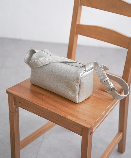 notch.(ノッチ)の「【sweet web掲載】COOCO シュリンクレザースクエアショルダーバッグ(ショルダーバッグ・レディース・ブラウン/ブラック/オフホワイト/シルバー/レッド・FREE)」の13枚目の写真