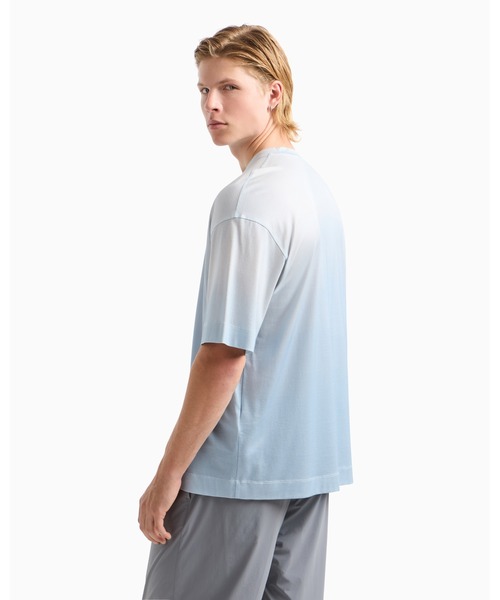 EMPORIO ARMANI(エンポリオアルマーニ)の「【エンポリオ アルマーニ】ASV オーバーサイズTシャツ リヨセル混紡ジャージー グラデーション(Tシャツ/カットソー・メンズ・アクア・LARGE/MEDIUM/X-LARGE/XX-LARGE/X-SMALL/SMALL)」の2枚目の写真