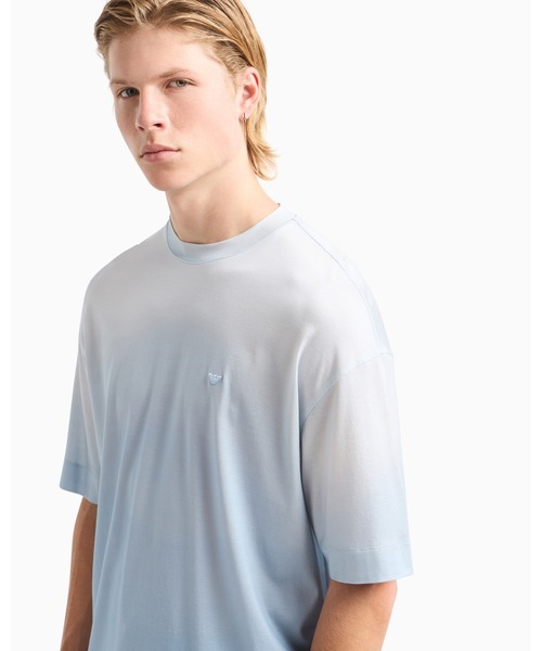 EMPORIO ARMANI(エンポリオアルマーニ)の「【エンポリオ アルマーニ】ASV オーバーサイズTシャツ リヨセル混紡ジャージー グラデーション(Tシャツ/カットソー・メンズ・アクア・LARGE/MEDIUM/X-LARGE/XX-LARGE/X-SMALL/SMALL)」の5枚目の写真