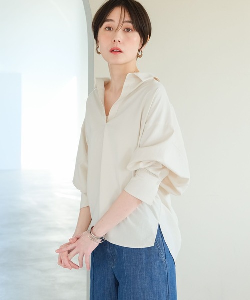 Elura（エルーラ）の「アイロンいらずスキッパーシャツ/321622（シャツ/ブラウス・レディース・ネイビー/グリーン系その他4/オフホワイト・MEDIUM/LARGE）」の2枚目の写真