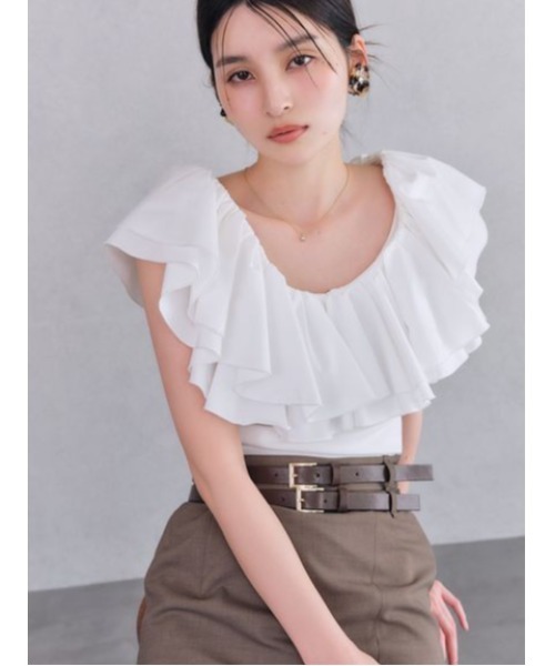 LILY BROWN（リリーブラウン）の「デコルテフリルカットトップス（T 