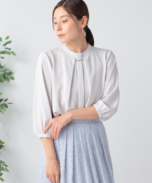 GALLORIA(ギャローリア)の「オフィススタイルにおすすめ パーツ付きボウタイブラウス(シャツ/ブラウス・レディース・ネイビー/ホワイト/ライトグレー・LL/S/M/L)」の1枚目の写真