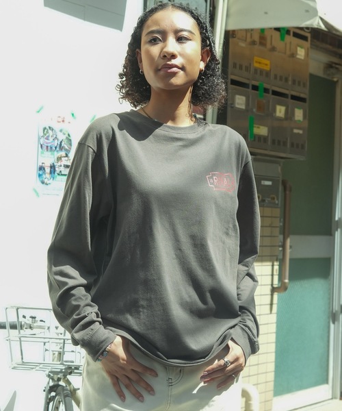 roial（ロイアル）の「DESIGN TEE/ROIAL(ロイアル)バックプリントロングカットソー（Tシャツ/カットソー・メンズ・チャコールグレー/ホワイト/グリーン系その他3・MEDIUM/SMALL/LARGE）」の14枚目の写真