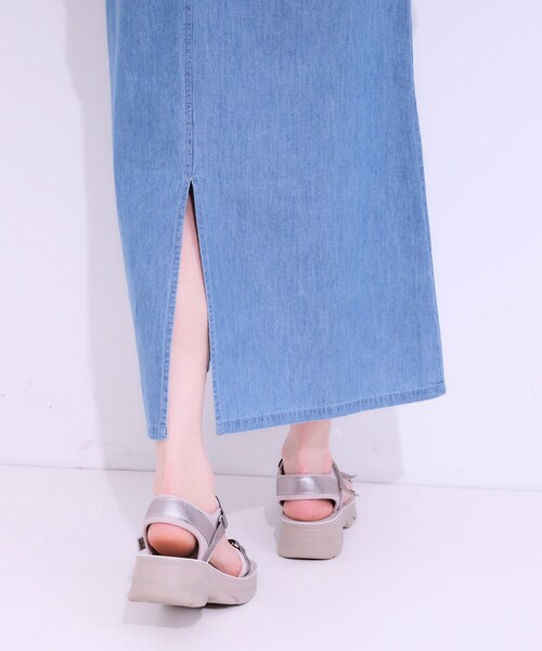 SHOO・LA・RUE(シューラルー)の「【S-LL】女性らしさ漂う ライトデニム Aラインキャミワンピース(ワンピース・レディース・ネイビー/ライトブルー/ブラック・04/03/02/01)」の8枚目の写真