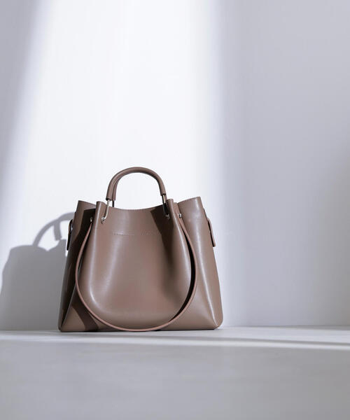 NATURAL BEAUTY BASIC（ナチュラルビューティーベーシック）の「◇メタルハンドルタックショルダーバッグ（ショルダーバッグ・レディース・ダークブラウン/ブラック/グレイッシュベージュ・ﾌﾘ-）」の3枚目の写真