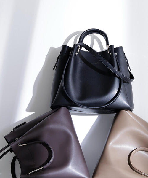 NATURAL BEAUTY BASIC（ナチュラルビューティーベーシック）の「◇メタルハンドルタックショルダーバッグ（ショルダーバッグ・レディース・ダークブラウン/ブラック/グレイッシュベージュ・ﾌﾘ-）」の2枚目の写真