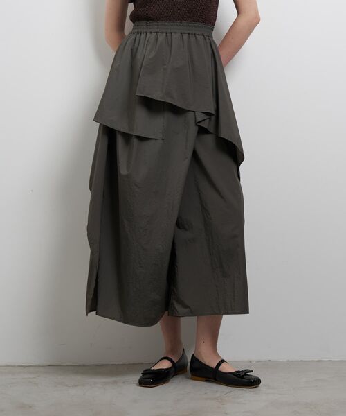 LANVIN en Bleu(ランバンオンブルー)の「撥水速乾ナイロンラッフルパンツ(その他パンツ・レディース・チャコールグレー/オフホワイト/ブラック・38/36)」の2枚目の写真