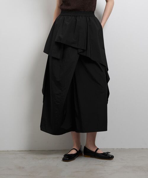 LANVIN en Bleu(ランバンオンブルー)の「撥水速乾ナイロンラッフルパンツ(その他パンツ・レディース・チャコールグレー/オフホワイト/ブラック・38/36)」の1枚目の写真