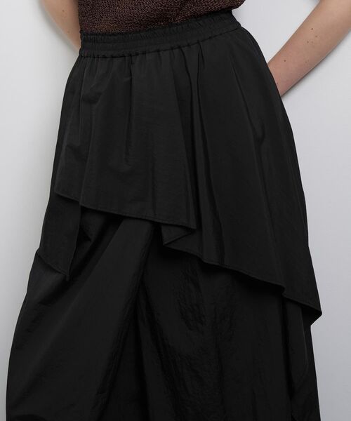 LANVIN en Bleu(ランバンオンブルー)の「撥水速乾ナイロンラッフルパンツ(その他パンツ・レディース・チャコールグレー/オフホワイト/ブラック・38/36)」の7枚目の写真