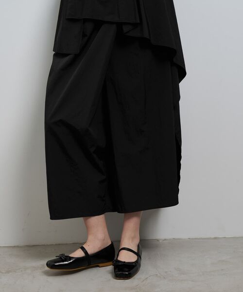 LANVIN en Bleu(ランバンオンブルー)の「撥水速乾ナイロンラッフルパンツ(その他パンツ・レディース・チャコールグレー/オフホワイト/ブラック・38/36)」の8枚目の写真