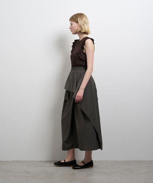 LANVIN en Bleu(ランバンオンブルー)の「撥水速乾ナイロンラッフルパンツ(その他パンツ・レディース・チャコールグレー/オフホワイト/ブラック・38/36)」の10枚目の写真