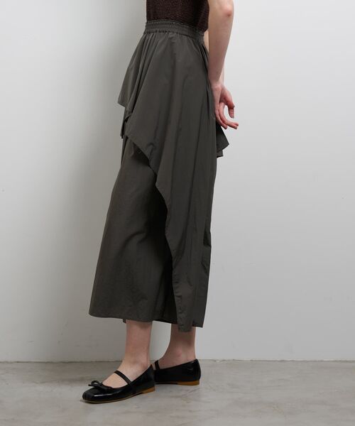 LANVIN en Bleu(ランバンオンブルー)の「撥水速乾ナイロンラッフルパンツ(その他パンツ・レディース・チャコールグレー/オフホワイト/ブラック・38/36)」の12枚目の写真