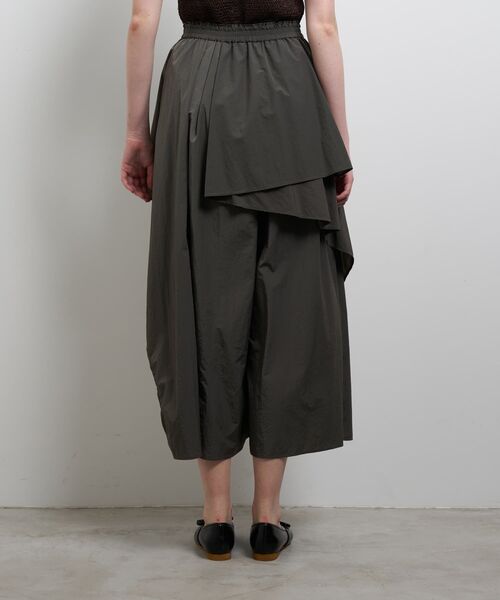 LANVIN en Bleu(ランバンオンブルー)の「撥水速乾ナイロンラッフルパンツ(その他パンツ・レディース・チャコールグレー/オフホワイト/ブラック・38/36)」の13枚目の写真