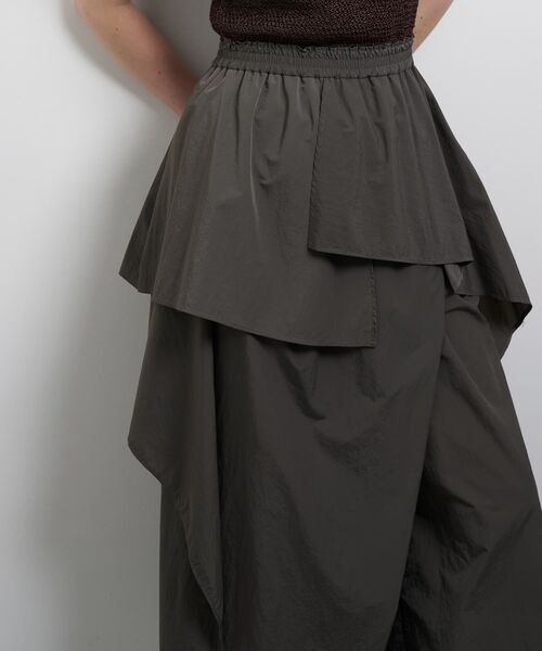 LANVIN en Bleu(ランバンオンブルー)の「撥水速乾ナイロンラッフルパンツ(その他パンツ・レディース・チャコールグレー/オフホワイト/ブラック・38/36)」の14枚目の写真