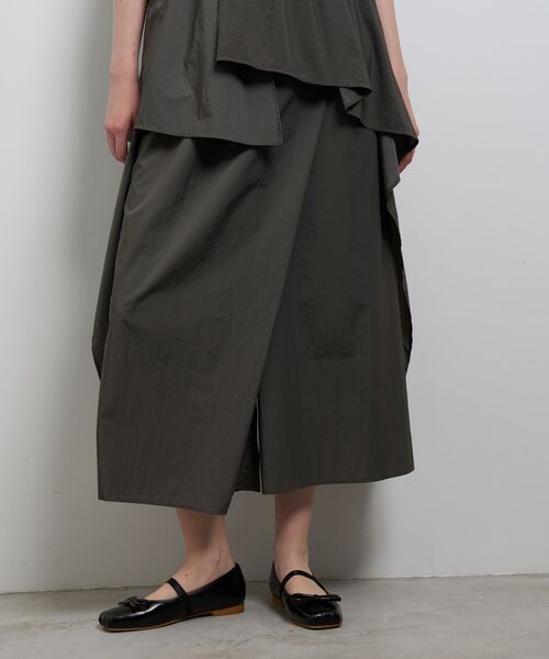 LANVIN en Bleu(ランバンオンブルー)の「撥水速乾ナイロンラッフルパンツ(その他パンツ・レディース・チャコールグレー/オフホワイト/ブラック・38/36)」の15枚目の写真