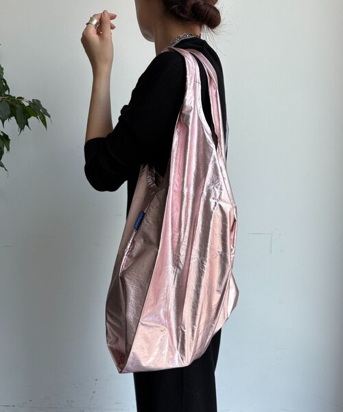 DouDou(ドゥドゥ)の「25HO STANDARD BAGGU メタリック(ショルダーバッグ・レディース・ホワイト/ピンク/シルバー/ゴールド・FREE)」の2枚目の写真