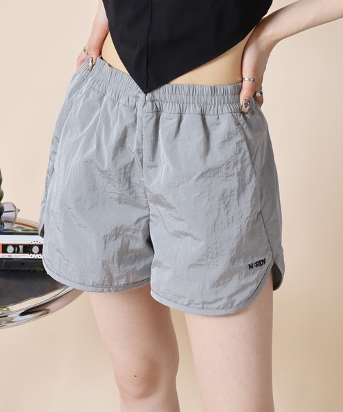 NERDY(ノルディ)の「ウーブンドルフィンショーツ(その他パンツ・レディース・シルバー/ピンク/ホワイト・S/SS/M)」の2枚目の写真