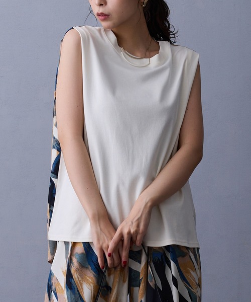 NICOLE white（ニコルホワイト）の「バック柄プリントスリーブレスTシャツ（Tシャツ/カットソー・レディース・ブラウン/ブラック/オフホワイト・FREE）」の2枚目の写真