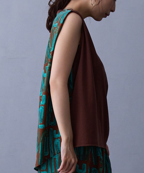 NICOLE white（ニコルホワイト）の「バック柄プリントスリーブレスTシャツ（Tシャツ/カットソー・レディース・ブラウン/ブラック/オフホワイト・FREE）」の8枚目の写真