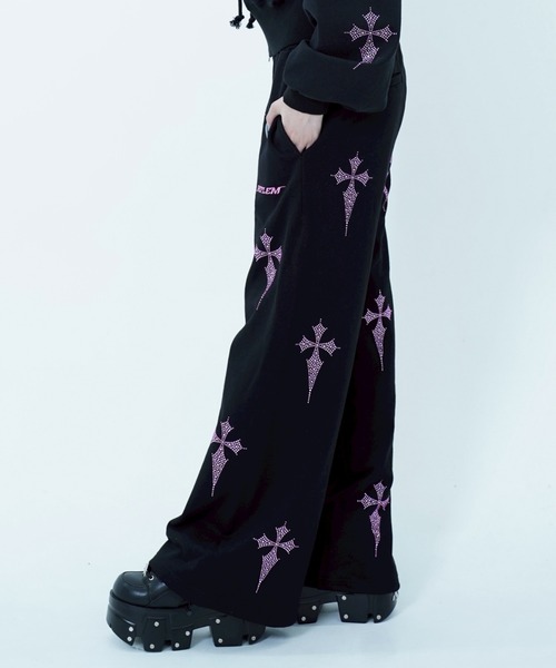 REFLEM(レフレム)の「『REFLEM/レフレム』クロス総柄ラインストーンスウェットワイドパンツ(スウェットパンツ・レディース・ブラック×ホワイト/ブラック×ピンク・FREE)」の5枚目の写真