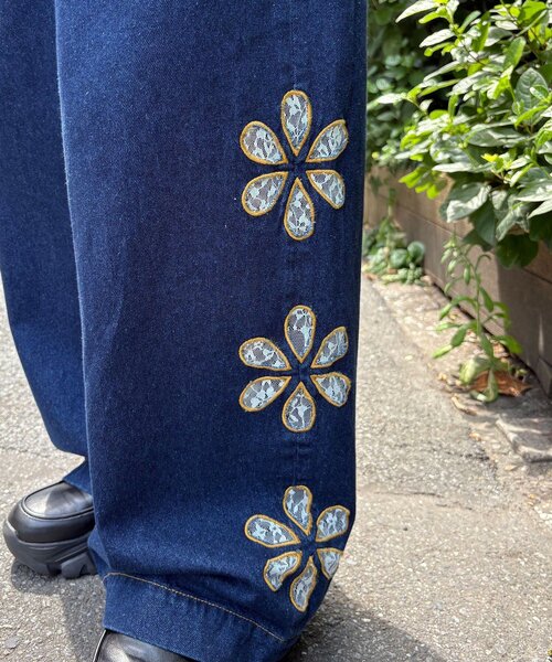 HELLO.SANFRANCISCO（ハローサンフランシスコ）の「【HELLO.SANFRANCISCO/ハローサンフランシスコ】レースフラワーカットワイドデニム（デニムパンツ・レディース・ブルー/サックスブルー・MEDIUM/SMALL）」の4枚目の写真