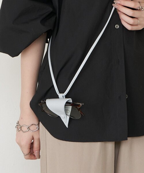 russet(ラシット)の「レザーメガネホルダー(チャーム・レディース・アイボリー/ブラック/ベージュ/ブルー系その他・FREE)」の4枚目の写真