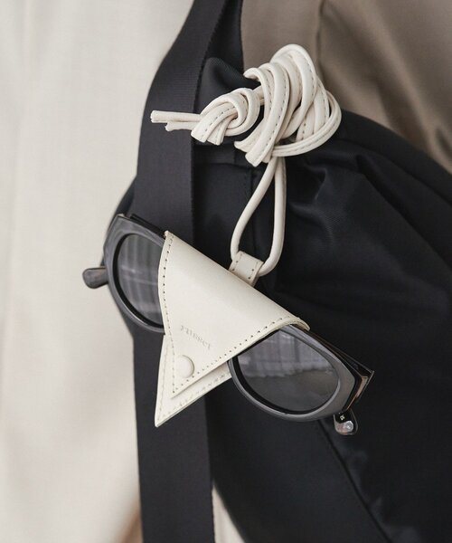 russet(ラシット)の「レザーメガネホルダー(チャーム・レディース・アイボリー/ブラック/ベージュ/ブルー系その他・FREE)」の2枚目の写真