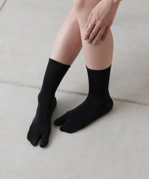 COLONY 2139(コロニートゥーワンスリーナイン)の「ラメ足袋ソックス(ソックス/靴下・レディース・ライトグレー/ブラック・23-25)」の1枚目の写真