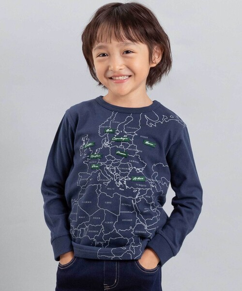 BeBe（ベベ）の「【抗菌・防臭】MAP＆FLAG袖リブ天竺長袖Tシャツ（Tシャツ/カットソー・キッズ・オフホワイト/ネイビー・150cm/130cm/140cm/120cm）」の2枚目の写真