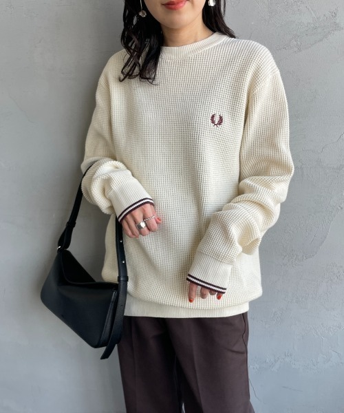FRED PERRY（フレッドペリー）の「[FRED PERRY/フレッドペリー] ワンポイントロゴ刺繍 ワッフルクルーネック コットンニット（ニット/セーター・レディース・ブラック/キナリ・M/L/S）」の6枚目の写真
