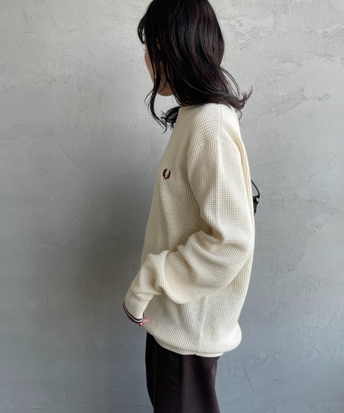 FRED PERRY（フレッドペリー）の「[FRED PERRY/フレッドペリー] ワンポイントロゴ刺繍 ワッフルクルーネック コットンニット（ニット/セーター・レディース・ブラック/キナリ・M/L/S）」の7枚目の写真