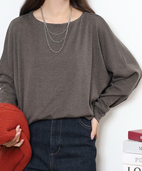atONE(アットワン)の「ドルマンスリーブボートネックTシャツ(Tシャツ/カットソー・レディース・オフホワイト/チャコールグレー/ブラック/グレイッシュベージュ/ネイビー・3L/LL/M/L/4L)」の4枚目の写真