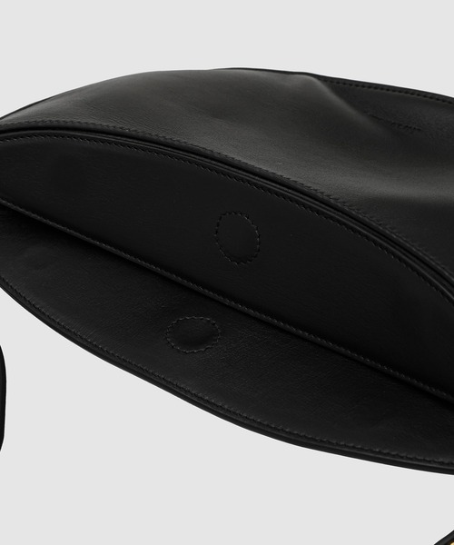 JACQUEMUS(ジャックムス)の「LE PETIT OVALO(ショルダーバッグ・レディース・ブラック・ONE SIZE)」の7枚目の写真