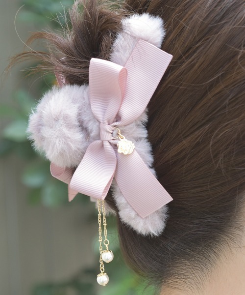 axes femme（アクシーズファム）の「リボン×ファーヘアクリップ