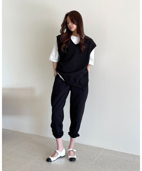 I.O.E(アイオイ)の「Vネックベスト&ジョガーパンツトレーニングセットアップ(スウェット・レディース・グレー/カーキ/ライトベージュ/ブラック・FREE)」の6枚目の写真