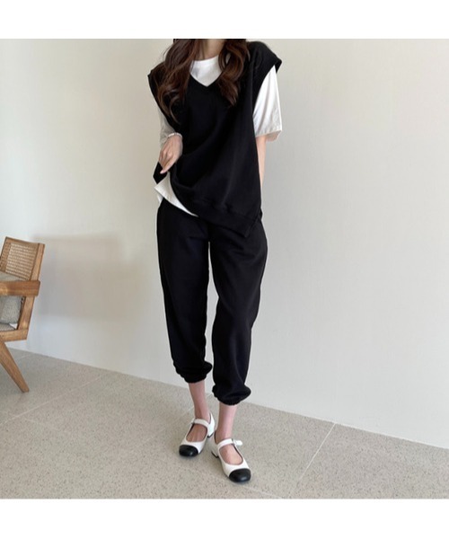 I.O.E(アイオイ)の「Vネックベスト&ジョガーパンツトレーニングセットアップ(スウェット・レディース・グレー/カーキ/ライトベージュ/ブラック・FREE)」の8枚目の写真