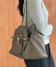 NuNuNa（ヌヌナ）の「【NuNuNa】チャーム付き 合成皮革 ビックサイズ トートバッグ（トートバッグ）」