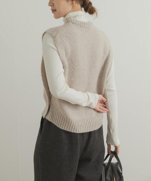 URBAN RESEARCH DOORS(アーバンリサーチドアーズ)の「ウールカシミヤニットベスト(ベスト・レディース・チャコールグレー/ベージュ・MEDIUM)」の6枚目の写真