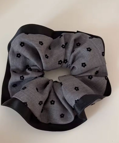 TONE SELECT GOODS（トーンセレクトグッズ）の「【urge select】ドット柄/花柄 パイピング シュシュ（シュシュ・レディース・アイボリー系1/グレー系1/アイボリー系2/ブラウン系2/ブラウン系1/グレー系2・FREE）」の2枚目の写真