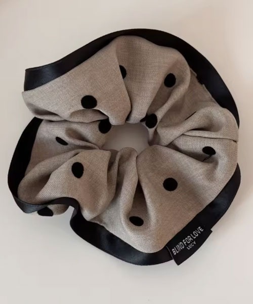 TONE SELECT GOODS（トーンセレクトグッズ）の「【urge select】ドット柄/花柄 パイピング シュシュ（シュシュ・レディース・アイボリー系1/グレー系1/アイボリー系2/ブラウン系2/ブラウン系1/グレー系2・FREE）」の3枚目の写真