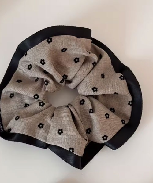 TONE SELECT GOODS（トーンセレクトグッズ）の「【urge select】ドット柄/花柄 パイピング シュシュ（シュシュ・レディース・アイボリー系1/グレー系1/アイボリー系2/ブラウン系2/ブラウン系1/グレー系2・FREE）」の4枚目の写真