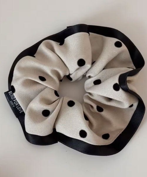 TONE SELECT GOODS（トーンセレクトグッズ）の「【urge select】ドット柄/花柄 パイピング シュシュ（シュシュ・レディース・アイボリー系1/グレー系1/アイボリー系2/ブラウン系2/ブラウン系1/グレー系2・FREE）」の5枚目の写真