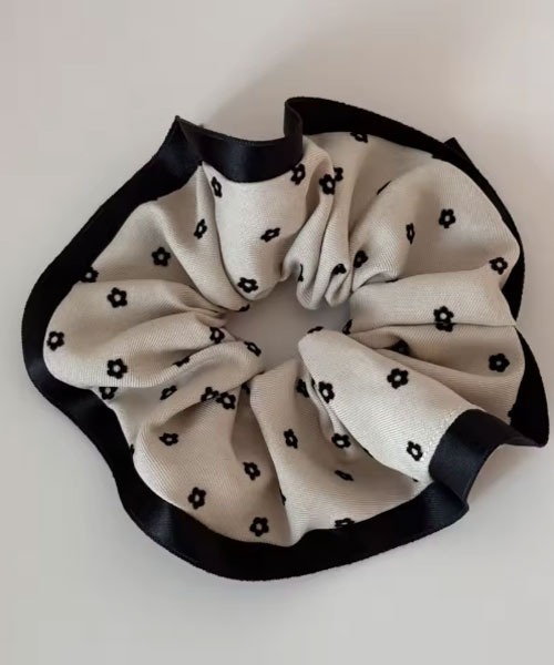 TONE SELECT GOODS（トーンセレクトグッズ）の「【urge select】ドット柄/花柄 パイピング シュシュ（シュシュ・レディース・アイボリー系1/グレー系1/アイボリー系2/ブラウン系2/ブラウン系1/グレー系2・FREE）」の6枚目の写真